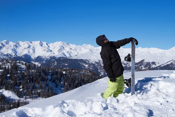 Αρσενικό Snowboarder Στέκεται Στο Χιόνι Και Κοιτώντας Ψηλά — Φωτογραφία Αρχείου