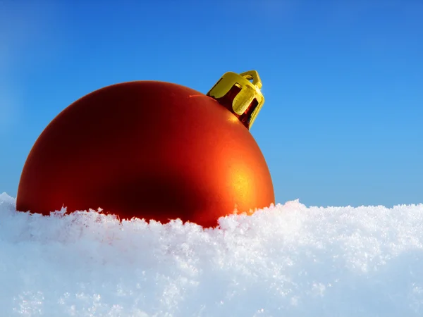 Різдвяний м'яч у снігу — стокове фото