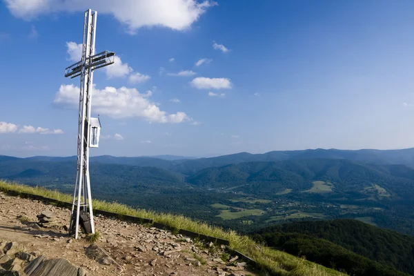 Katolikus kereszt a tetején a bieszczady-hegység, Lengyelország — Stock Fotó