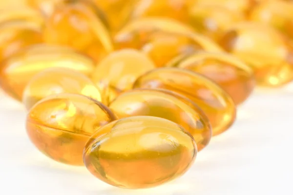 Pílulas de óleo de peixe ouro transparente close-up — Fotografia de Stock