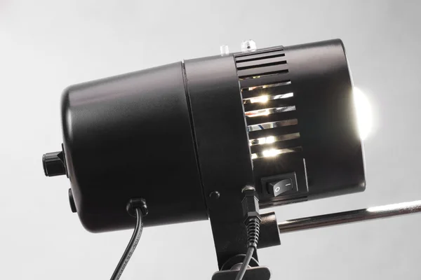 Professionele zwarte studio flitslamp close-up. — Stockfoto