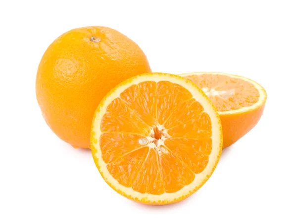 Fruta y rebanada de naranja madura aislada — Foto de Stock