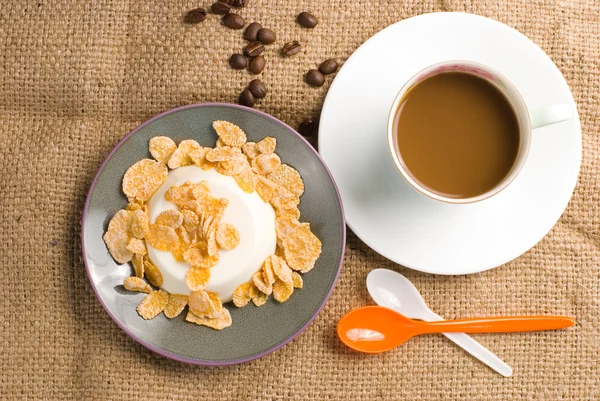 Pudim de leite com crips doces e café — Fotografia de Stock