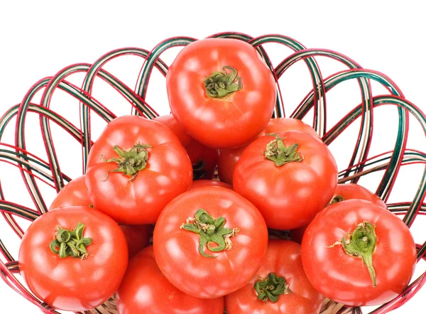 Κόκκινες ντομάτες στο καλάθι μπαμπού — Φωτογραφία Αρχείου