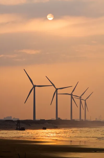 日没の下での風力発電 — ストック写真