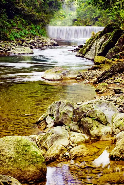 Kleiner Fluss mit Wasserfall und Felsen. — Stockfoto