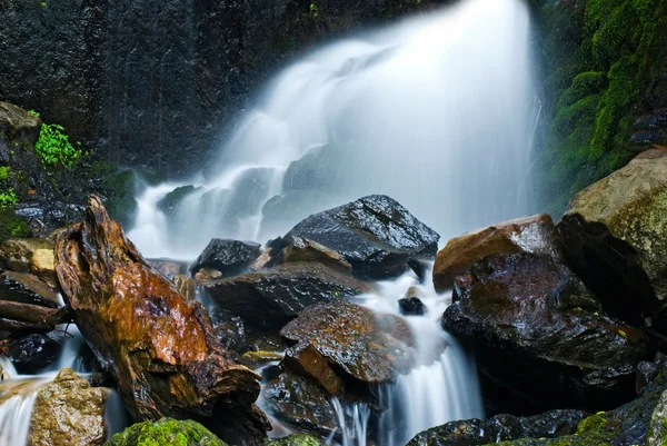 Kleiner Wasserfall mit Moosfelsen. — Stockfoto