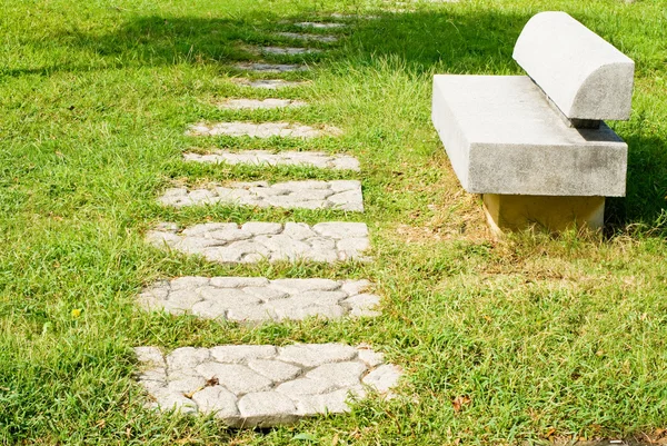 Kamenný chodník a kamenné lavice — Stock fotografie