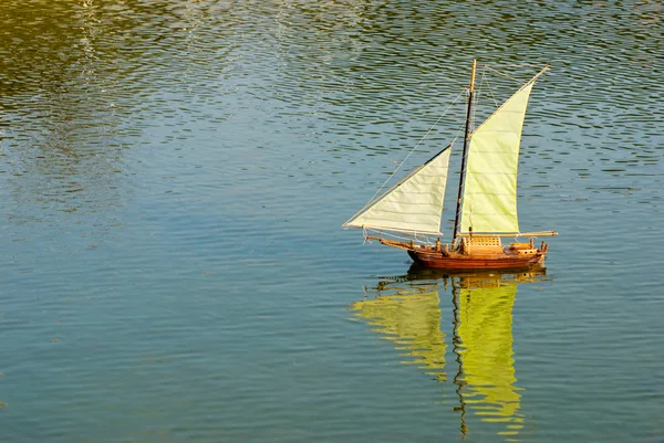 Uzaktan kumanda el yapımı yelkenli Gölü — Stok fotoğraf