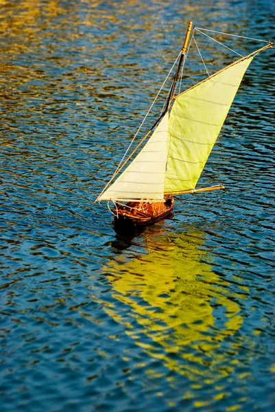 湖に手作りのリモート制御ヨット — ストック写真