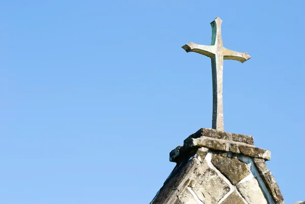 Крест на вершине старой церкви — стоковое фото