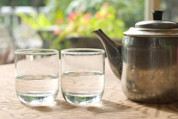 Dos tazas de vidrio y tetera de acero —  Fotos de Stock