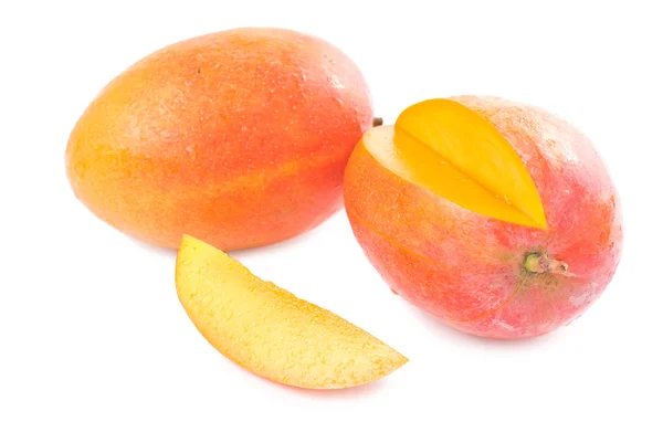 Frische köstliche Mangofrüchte und Scheiben — Stockfoto