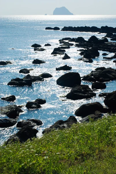 Rocky seashore with sun light reflection — Stock Photo, Image