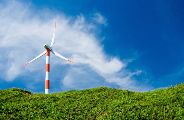 Turbin wiatrowych w wzgórze zielony — Zdjęcie stockowe