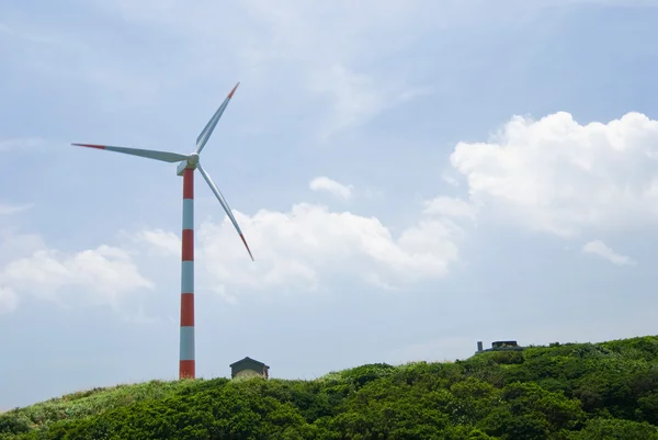 Ветряная турбина в зеленом холме — стоковое фото
