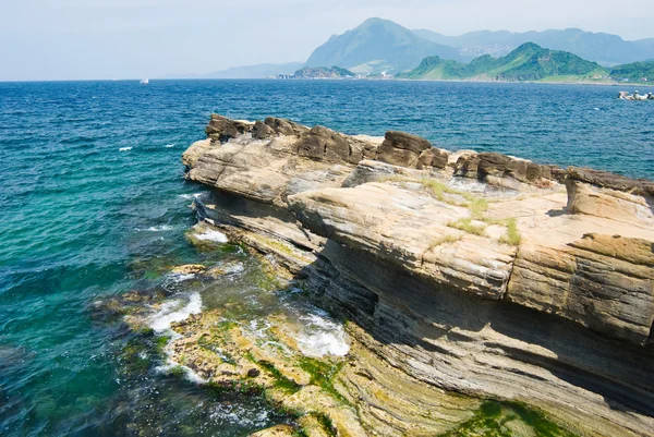 Rocallosas orillas del mar y océano ondulado — Foto de Stock