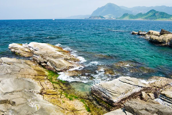 Mare roccioso e oceano ondulato — Foto Stock