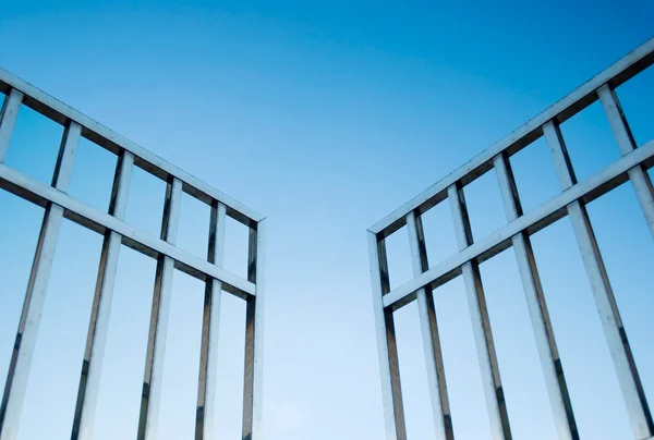 Железные ворота, открытые в небо — стоковое фото