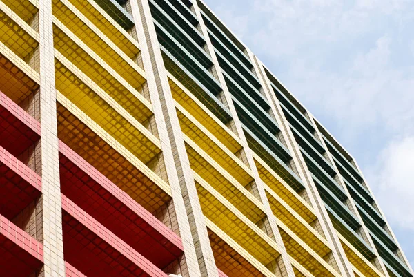 Färgstarka byggnaden under blå himmel — Stockfoto