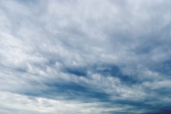 Bewolkte hemel vol diep grijs wolken — Stockfoto