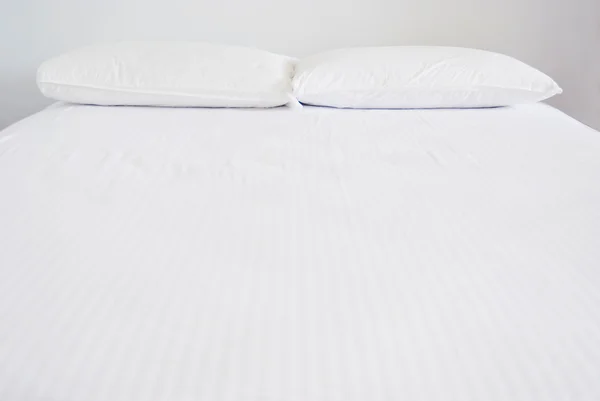 Белая спальня с белыми кроватями — стоковое фото