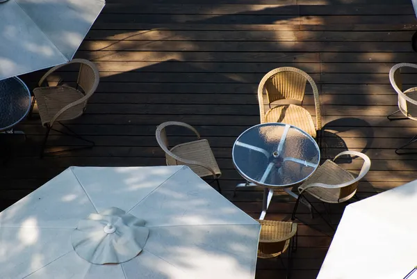 Mesa de café ao ar livre no chão de madeira — Fotografia de Stock