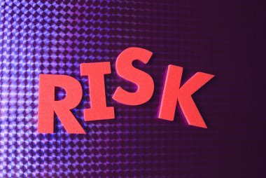 Mavi neon arka plan üzerinde risk kelime