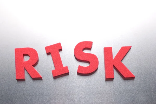 Palabra de riesgo sobre fondo metálico, parte de una serie de palabras de negocios — Foto de Stock