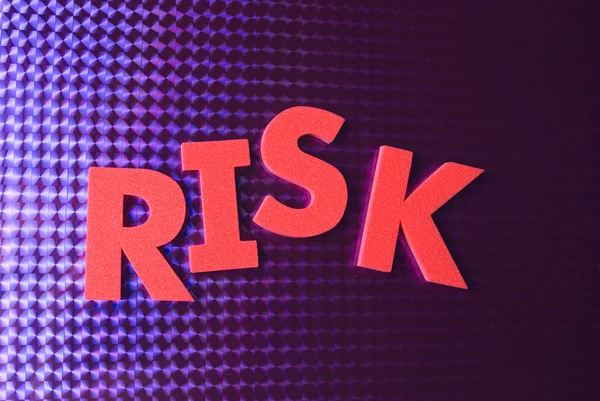 Kockázat szót a háttér kék neon — Stock Fotó