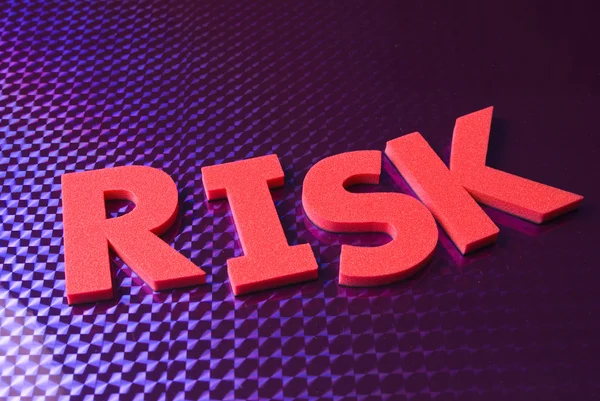 Risiko Wort auf blauem Neon Hintergrund — Stockfoto
