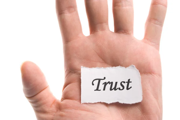 Confianza palabra en mano, palabra en pedazo de papel lacrimógeno — Foto de Stock