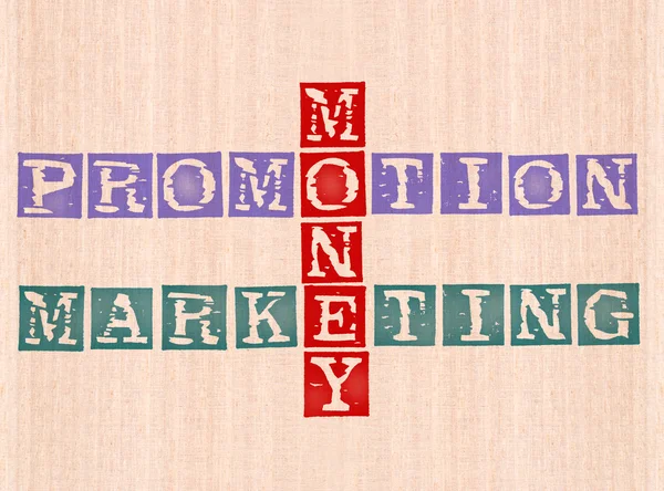 Dinheiro, promoção e marketing palavra carimbada em fundo de madeira — Fotografia de Stock