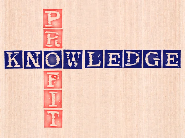 Слово "знание" и "прибыль" на деревянном фоне . — стоковое фото