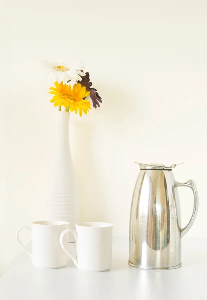 白いカップ セットと白いテーブルの花瓶 — ストック写真
