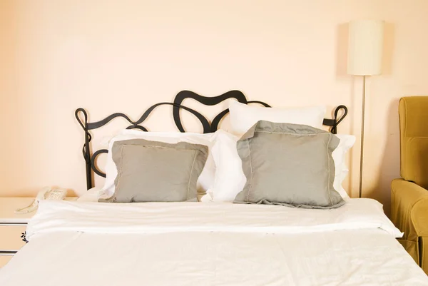 枕と白い壁とベッドルームのベッド — ストック写真