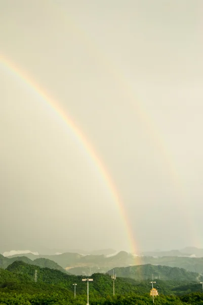 Vacker Regnbåge Över Gröna Bergen Med Grå Himmel — Stockfoto