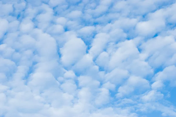 Särskilda moln på blå himmel — Stockfoto