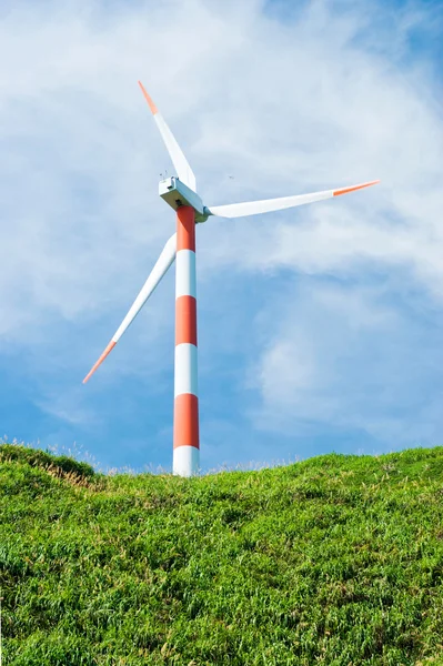 Turbina eólica en colina verde —  Fotos de Stock