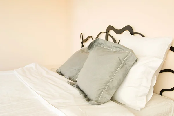 Подушки и кровать в спальне — стоковое фото