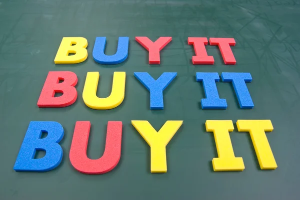 Köpa det, färgstarka ord på tavlan — Stockfoto