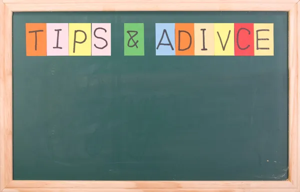 Συμβουλές και adivice, πολύχρωμο λέξη στο blackboard — Φωτογραφία Αρχείου