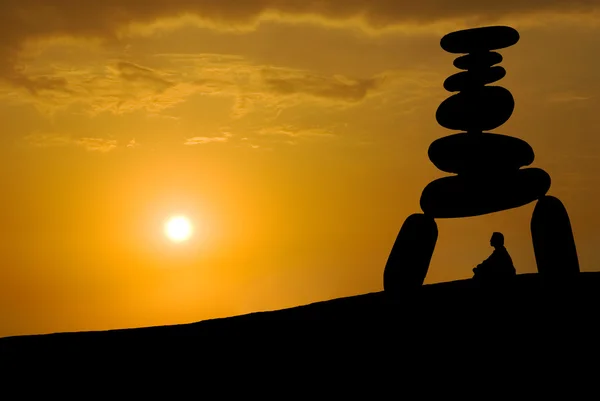 Ansikte enorm stress, meditation under solnedgången Stockfoto