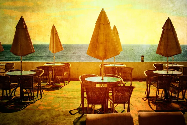 Mesa de café e guarda-chuva na praia — Fotografia de Stock