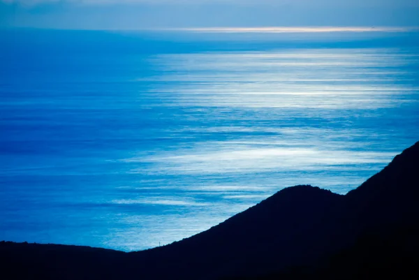 Luce lunare sulla superficie liscia dell'oceano — Foto Stock