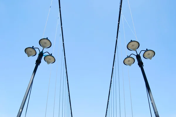 Mavi gökyüzünün altında sokak lambaları — Stok fotoğraf