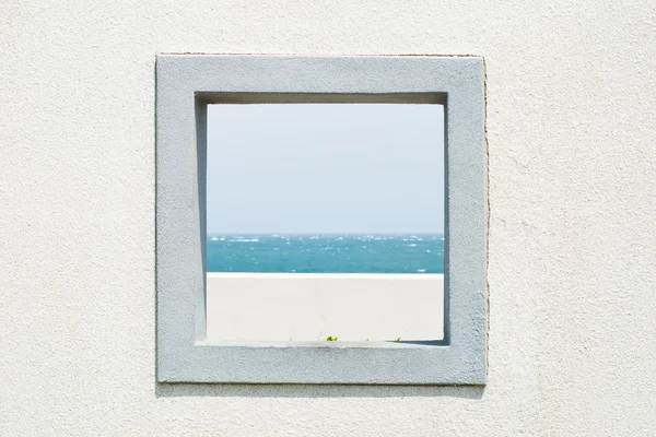 Окно на стене с морским пейзажем и небом — стоковое фото