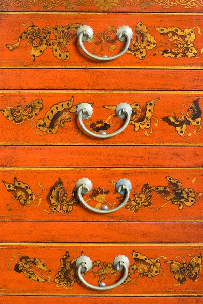 Старый китайский шкаф с традиционной живописью — стоковое фото