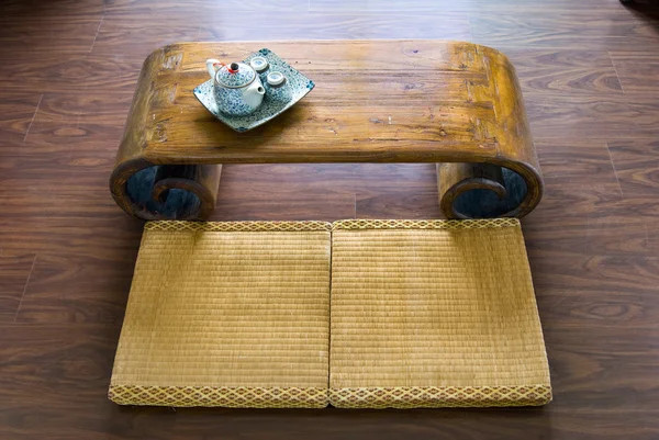 传统的日本秸秆床垫、 表和茶锅. — 图库照片