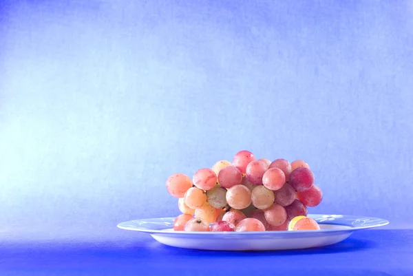 Червоний виноград фрукти в скляній мисці — стокове фото
